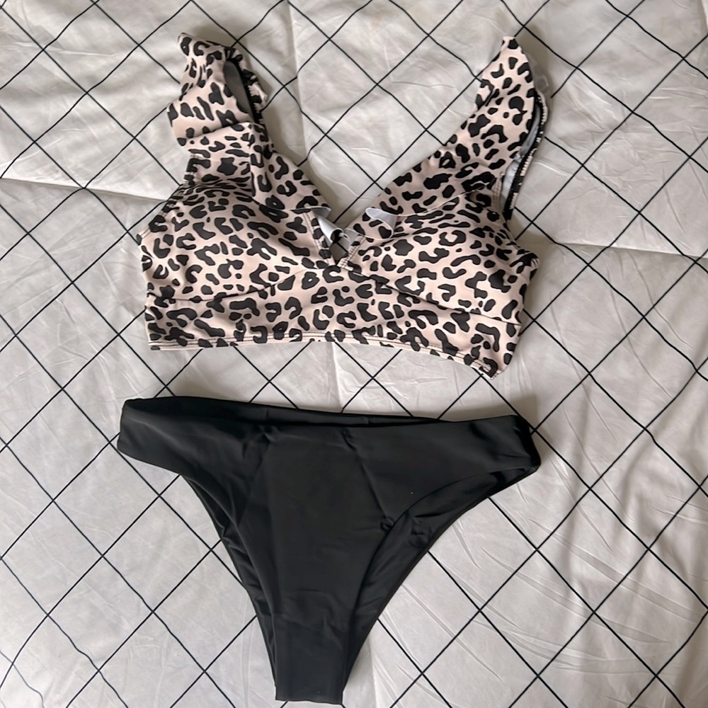 Leopard print bikini top w/black bottoms 🐆🤎